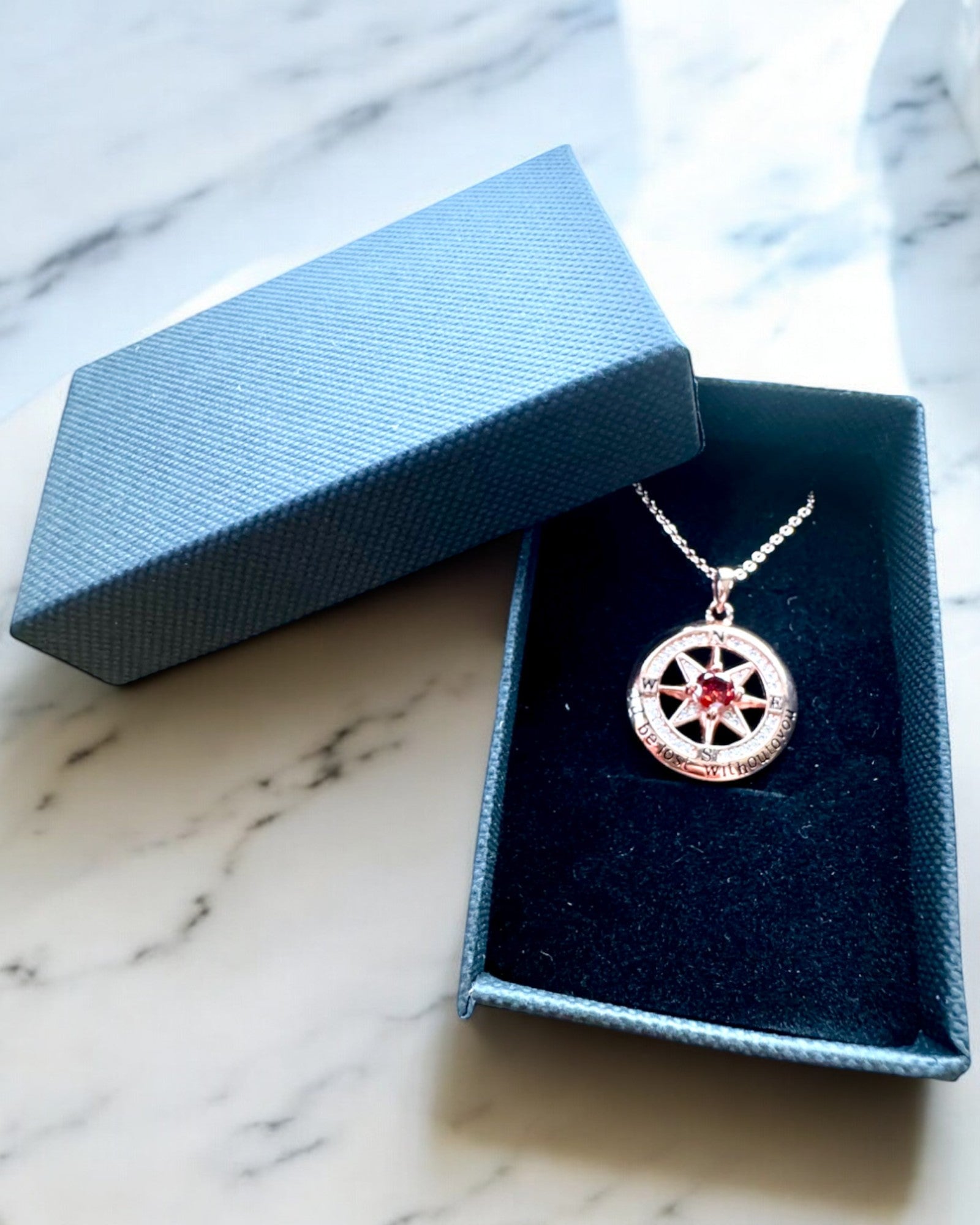 Halsband "Kärlekskompass" med cubic zirconia, möjlighet till personlig gravyr