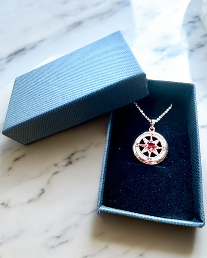 Halsband "Kärlekskompass" med cubic zirconia, möjlighet till personlig gravyr