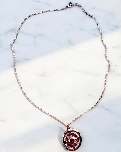 Halsband "Kärlekskompass" med cubic zirconia, möjlighet till personlig gravyr