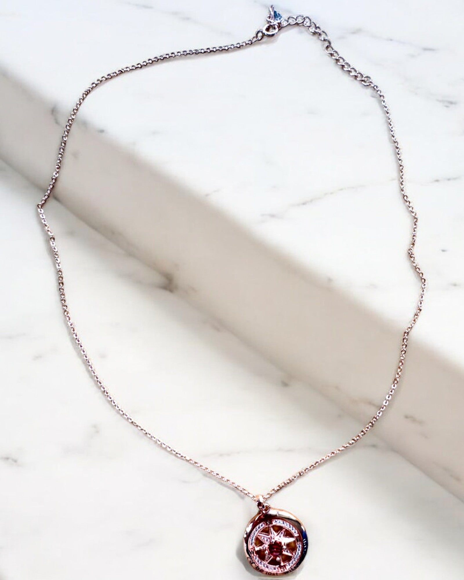 Halsband "Kärlekskompass" med cubic zirconia, möjlighet till personlig gravyr