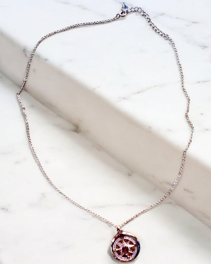 Halsband "Kärlekskompass" med cubic zirconia, möjlighet till personlig gravyr
