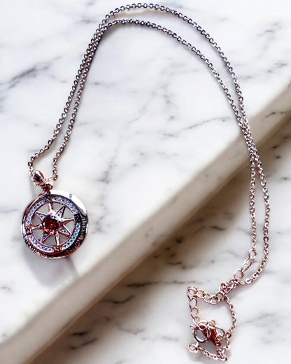 Halsband "Kärlekskompass" med cubic zirconia, möjlighet till personlig gravyr