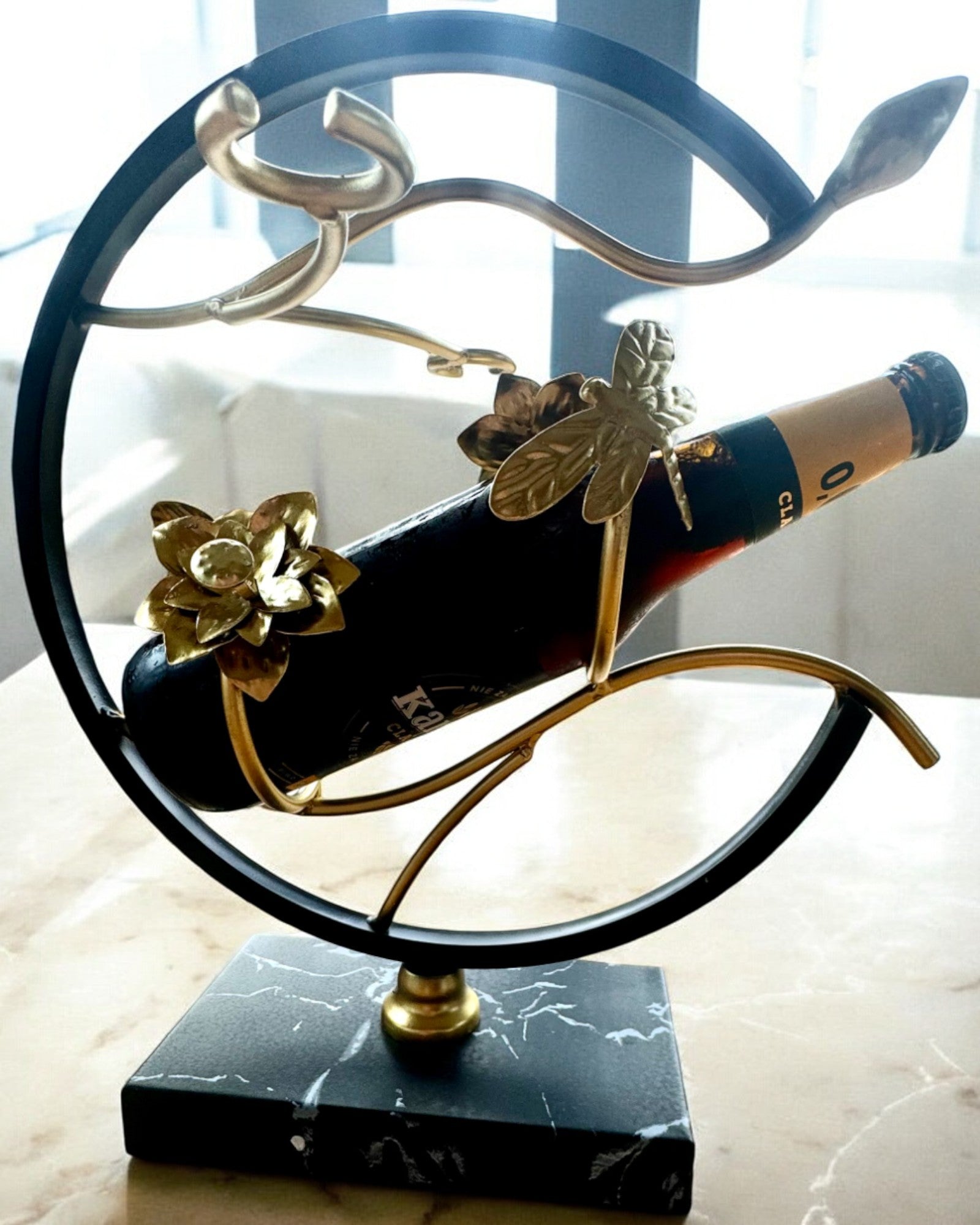 Ställ "Elegancki Owad" - för vinflaska och glas, höjd 33 cm, möjlighet till personlig gravyr som present