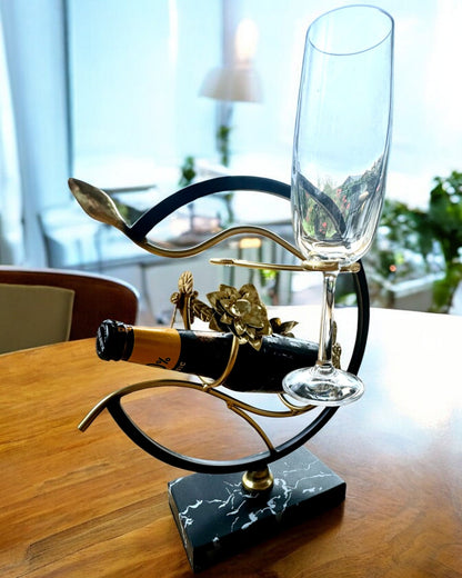 Ställ "Elegancki Owad" - för vinflaska och glas, höjd 33 cm, möjlighet till personlig gravyr som present