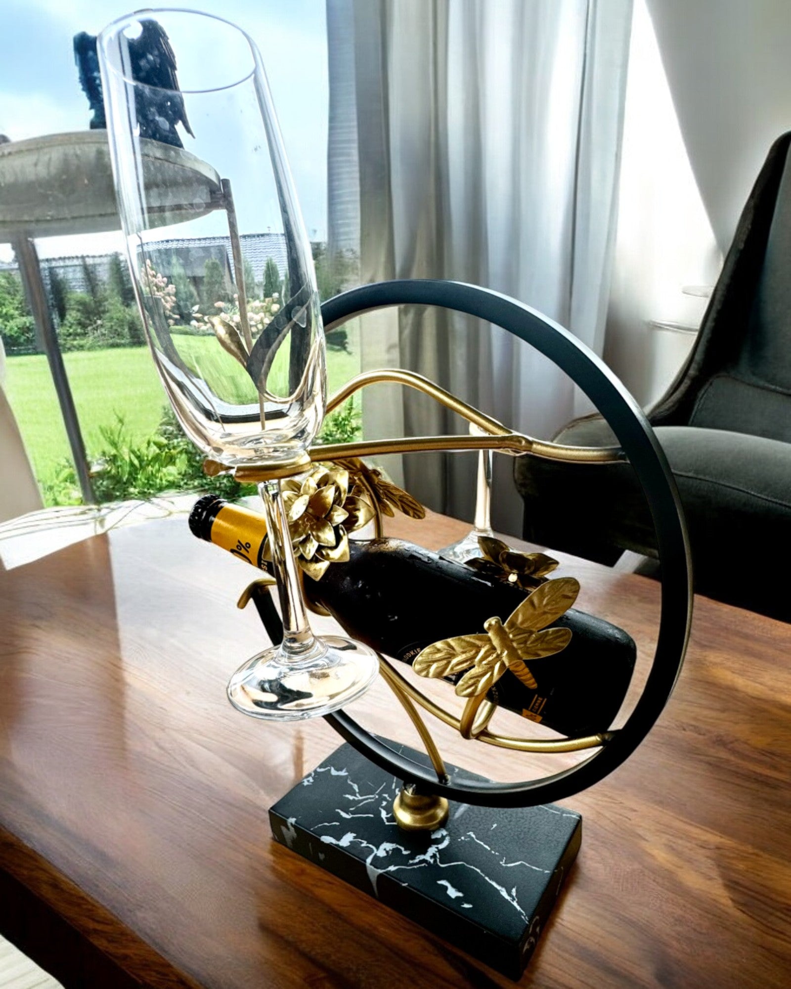 Ställ "Elegancki Owad" - för vinflaska och glas, höjd 33 cm, möjlighet till personlig gravyr som present