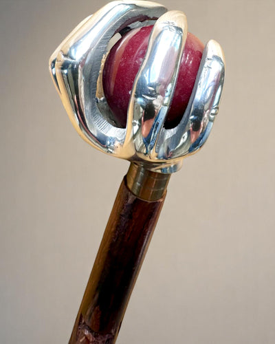 Promenadkäpp "Kunglig Hand" – handgraverad av indiskt mangoträ, möjlighet till personlig gravyr