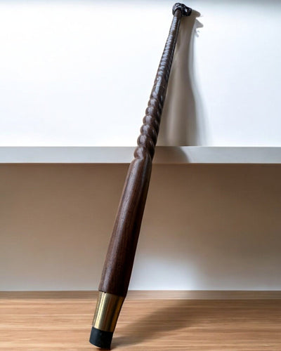 Vargväktare Handgjord Promenadkäpp i trä, möjlighet till personlig gravyr