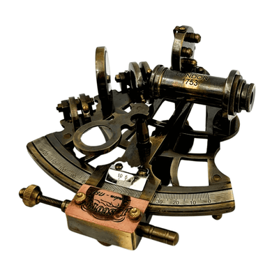 Mässingssekstant i retrostil i läderfodral - elegant navigationsinstrument med gravyrmöjlighet - perfekt present för seglings- och historieälskare - mått 13x12x7 cm