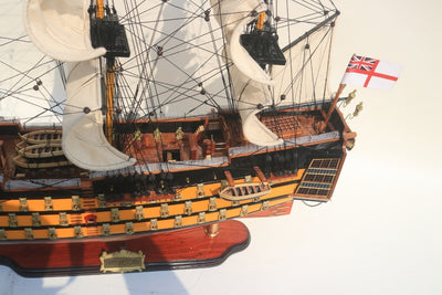 Färdigmonterad modell av segelfartyget HMS Victory 80 cm med möjlighet till personlig gravyr - exklusiv presentdekoration, handgjord av exotiskt trä, hög kvalitet och omsorg om detaljerna