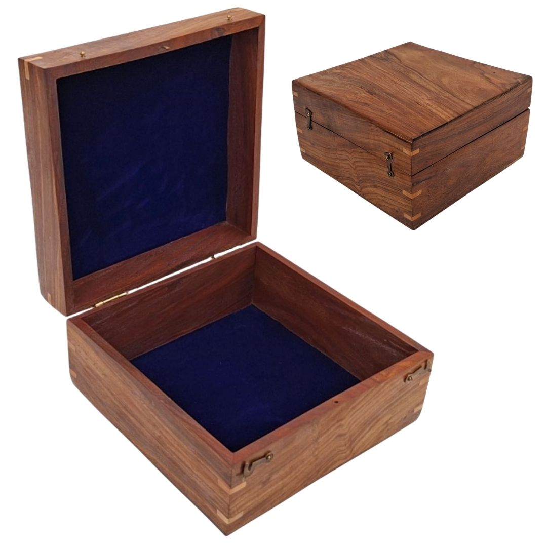 Elegant presentask i trä 20x20x11 cm med marinblått inlägg och möjlighet till personlig gravyr