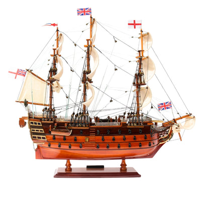 Färdigmonterad modell av segelfartyget HMS Victory 54 cm - handgjord replika med möjlighet till personlig gravyr - perfekt present för seglingsentusiaster - hög kvalitet, elegant träbas
