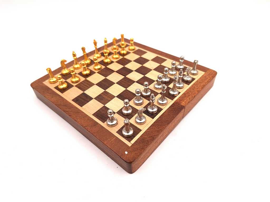 Magnetiska mässingsschack i trälåda – 157