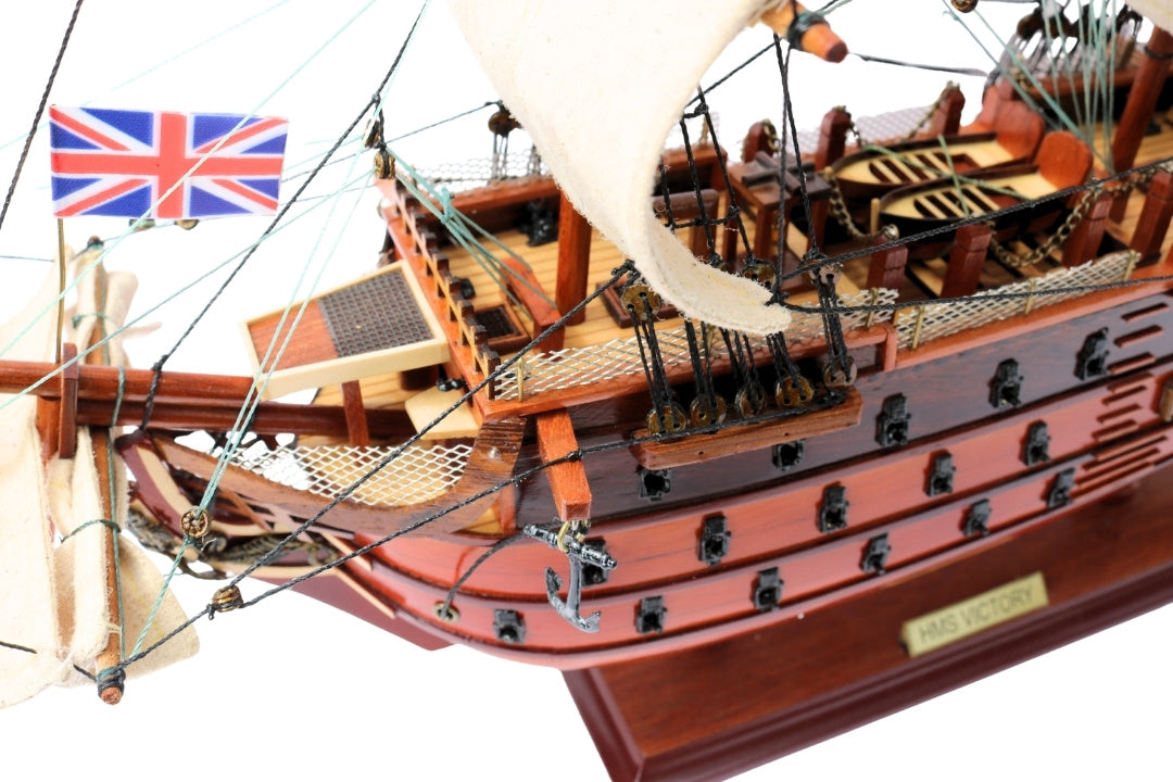 Färdigmonterad modell av segelfartyget HMS Victory 54 cm - handgjord replika med möjlighet till personlig gravyr - perfekt present för seglingsentusiaster - hög kvalitet, elegant träbas