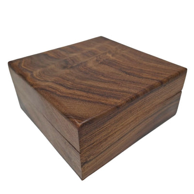 Elegant trälåda med marinblå inlägg 14x14x6,5 cm med möjlighet till personlig gravyr