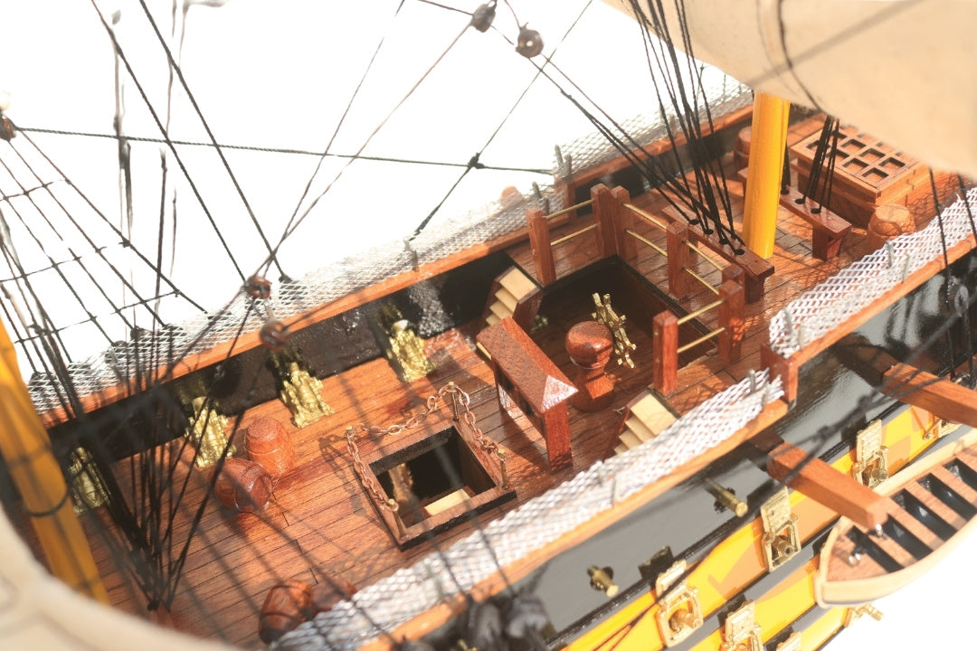 Färdigmonterad modell av segelfartyget HMS Victory 80 cm med möjlighet till personlig gravyr - exklusiv presentdekoration, handgjord av exotiskt trä, hög kvalitet och omsorg om detaljerna