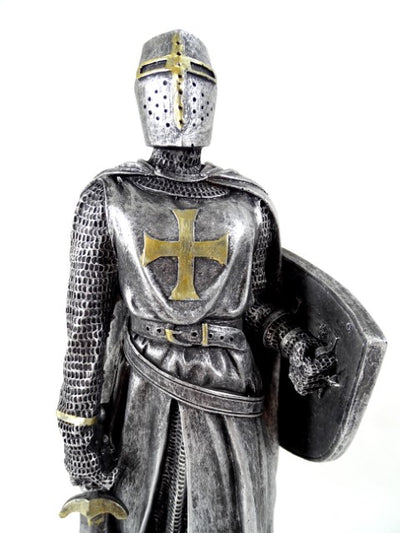 Figur av en korsriddare, 30 cm, med gravyr