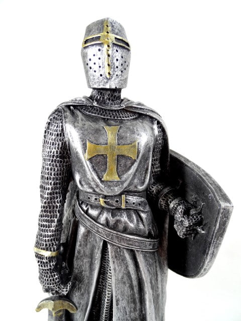 Figur av en korsriddare, 30 cm, med gravyr