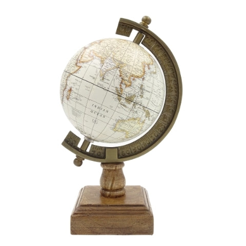Stilfull dekorativ glob Amundsen på träfot med gravyr - elegant inredningsdetalj för klassiska, loft- och koloniala miljöer, perfekt som present - höjd 26,5 cm, vit-brun färg, pedagogisk text på engelska