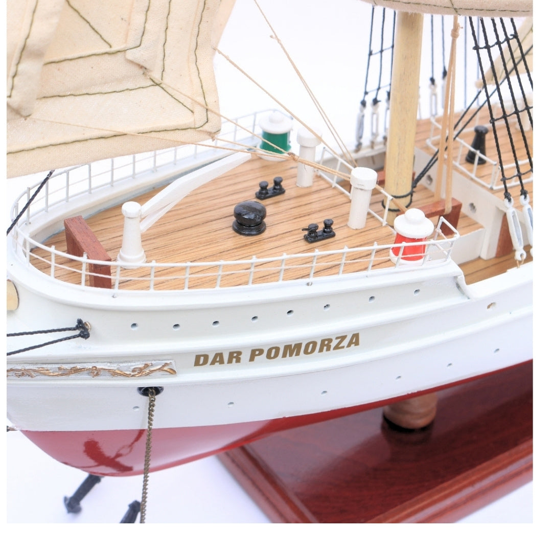 Exklusiv modell av segelfartyget Dar Pomorza 82 cm med möjlighet till personlig gravyr