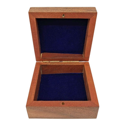 Presentask i trä, smyckeskrin 8x8 cm med marinblått inlägg och möjlighet till personlig gravyr