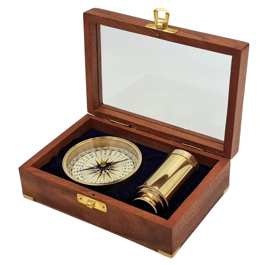 Presentset med mässingskompass och kikare i elegant träask med gravyr