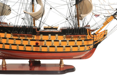 Färdigmonterad modell av segelfartyget HMS Victory 80 cm med möjlighet till personlig gravyr - exklusiv presentdekoration, handgjord av exotiskt trä, hög kvalitet och omsorg om detaljerna