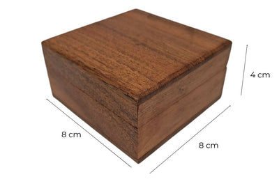 Presentask i trä, smyckeskrin 8x8 cm med marinblått inlägg och möjlighet till personlig gravyr