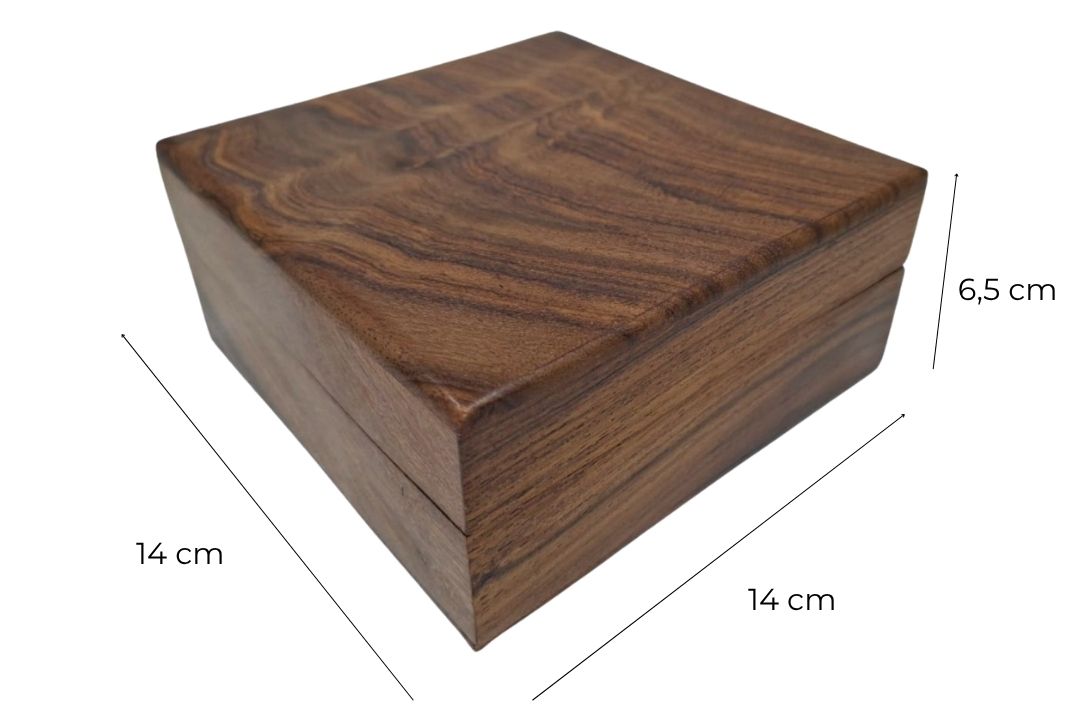 Elegant trälåda med marinblå inlägg 14x14x6,5 cm med möjlighet till personlig gravyr