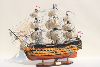 Färdigmonterad modell av segelfartyget HMS Victory 80 cm med möjlighet till personlig gravyr - exklusiv presentdekoration, handgjord av exotiskt trä, hög kvalitet och omsorg om detaljerna