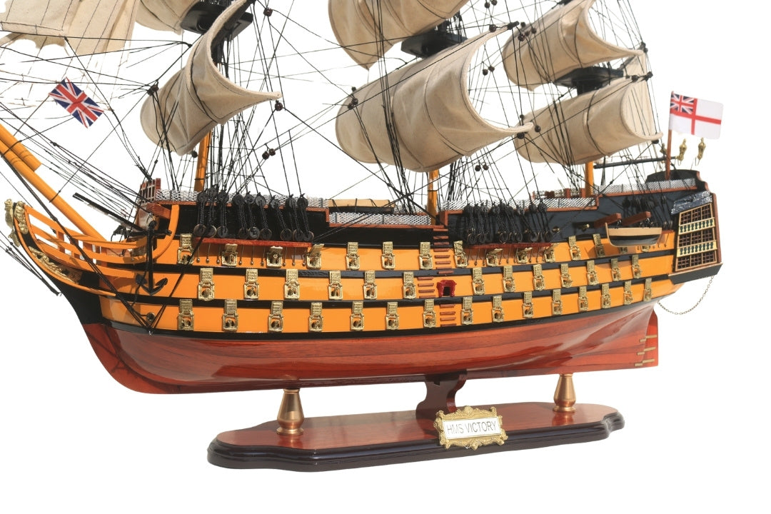 Färdigmonterad modell av segelfartyget HMS Victory 80 cm med möjlighet till personlig gravyr - exklusiv presentdekoration, handgjord av exotiskt trä, hög kvalitet och omsorg om detaljerna