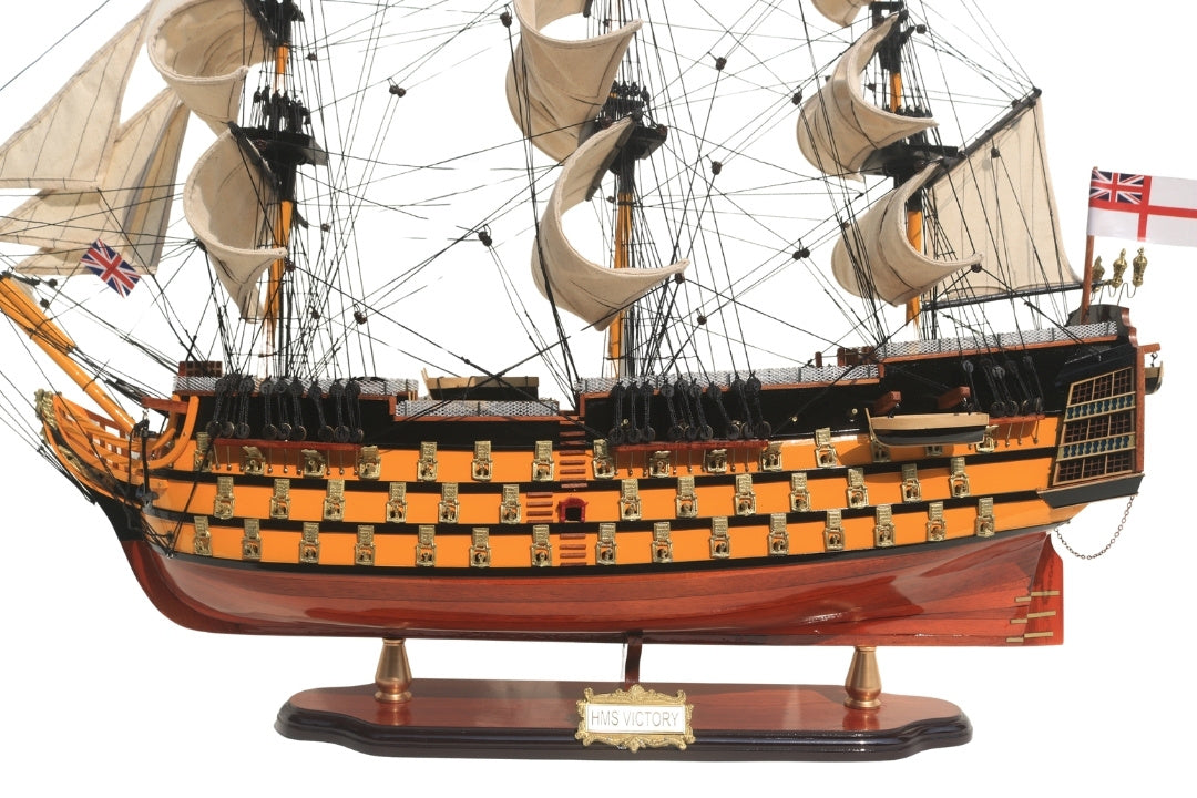Färdigmonterad modell av segelfartyget HMS Victory 80 cm med möjlighet till personlig gravyr - exklusiv presentdekoration, handgjord av exotiskt trä, hög kvalitet och omsorg om detaljerna