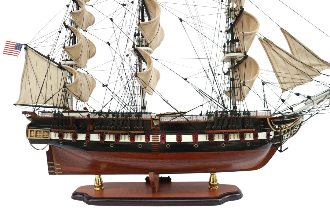 Exklusiv stor modell av segelfartyget USS Constitution 100 cm med möjlighet till personlig gravyr