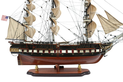 Exklusiv stor modell av segelfartyget USS Constitution 100 cm med möjlighet till personlig gravyr