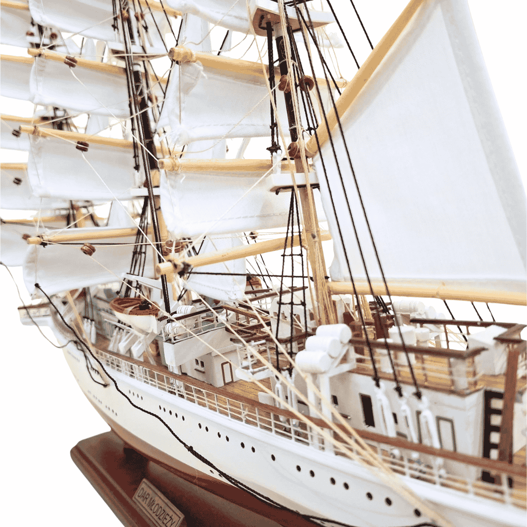 Exklusiv modell av segelfartyget Dar Młodzieży XXL 71 cm, med möjlighet till personlig gravyr