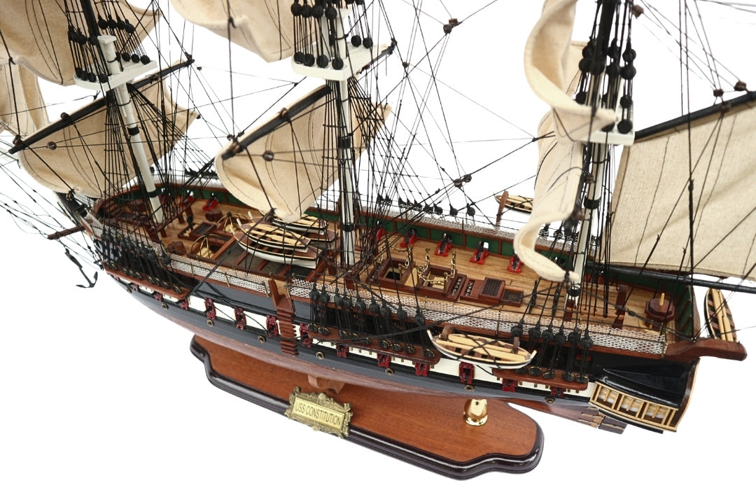 Exklusiv stor modell av segelfartyget USS Constitution 100 cm med möjlighet till personlig gravyr