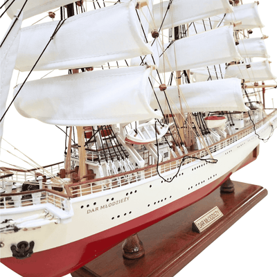 Exklusiv modell av segelfartyget Dar Młodzieży XXL 71 cm, med möjlighet till personlig gravyr