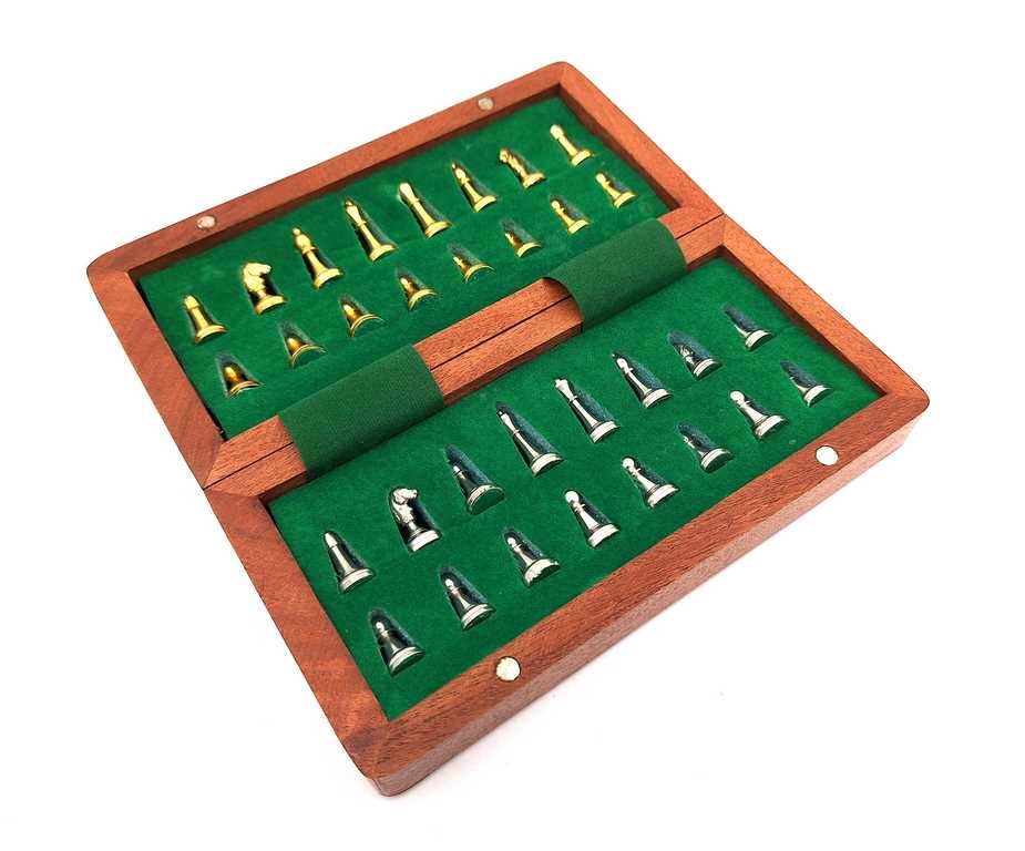 Magnetiska mässingsschack i trälåda – 157