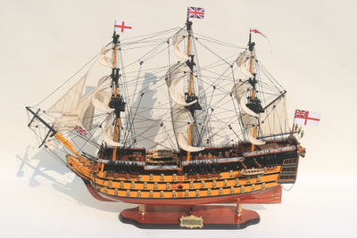 Färdigmonterad modell av segelfartyget HMS Victory 80 cm med möjlighet till personlig gravyr - exklusiv presentdekoration, handgjord av exotiskt trä, hög kvalitet och omsorg om detaljerna