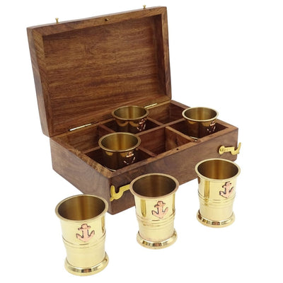 Set med 6 metallglas med ankarmotiv i träask - perfekt som present med möjlighet till personlig gravyr - guldfärgad mässing, volym 50 ml, elegant design för marinälskare