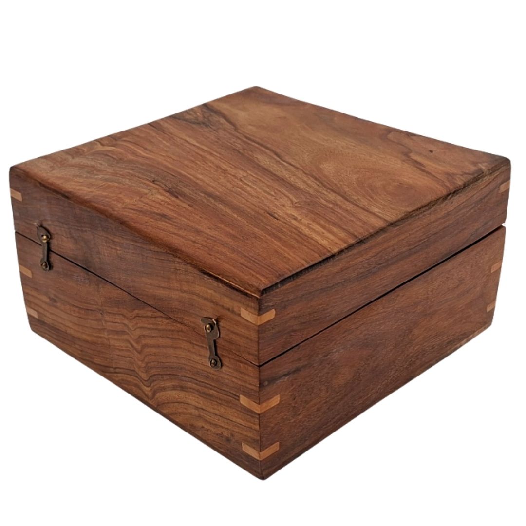 Elegant presentask i trä 20x20x11 cm med marinblått inlägg och möjlighet till personlig gravyr