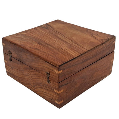 Elegant presentask i trä 20x20x11 cm med marinblått inlägg och möjlighet till personlig gravyr
