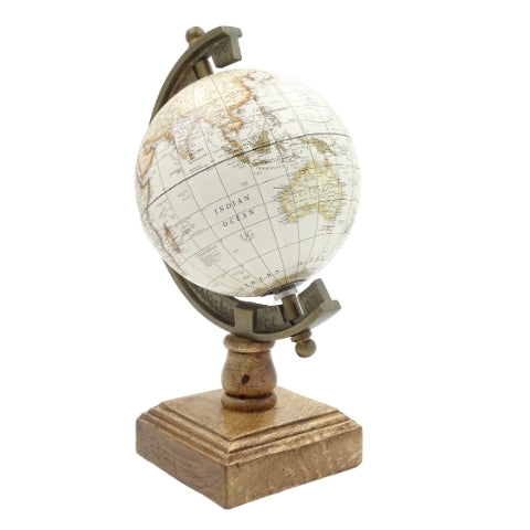 Stilfull dekorativ glob Amundsen på träfot med gravyr - elegant inredningsdetalj för klassiska, loft- och koloniala miljöer, perfekt som present - höjd 26,5 cm, vit-brun färg, pedagogisk text på engelska