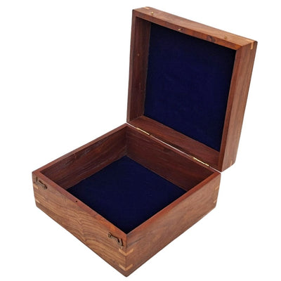 Elegant presentask i trä 20x20x11 cm med marinblått inlägg och möjlighet till personlig gravyr