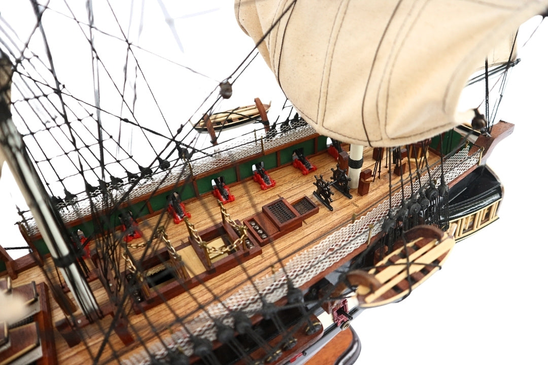 Exklusiv stor modell av segelfartyget USS Constitution 100 cm med möjlighet till personlig gravyr