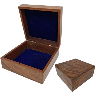 Elegant trälåda med marinblå inlägg 14x14x6,5 cm med möjlighet till personlig gravyr