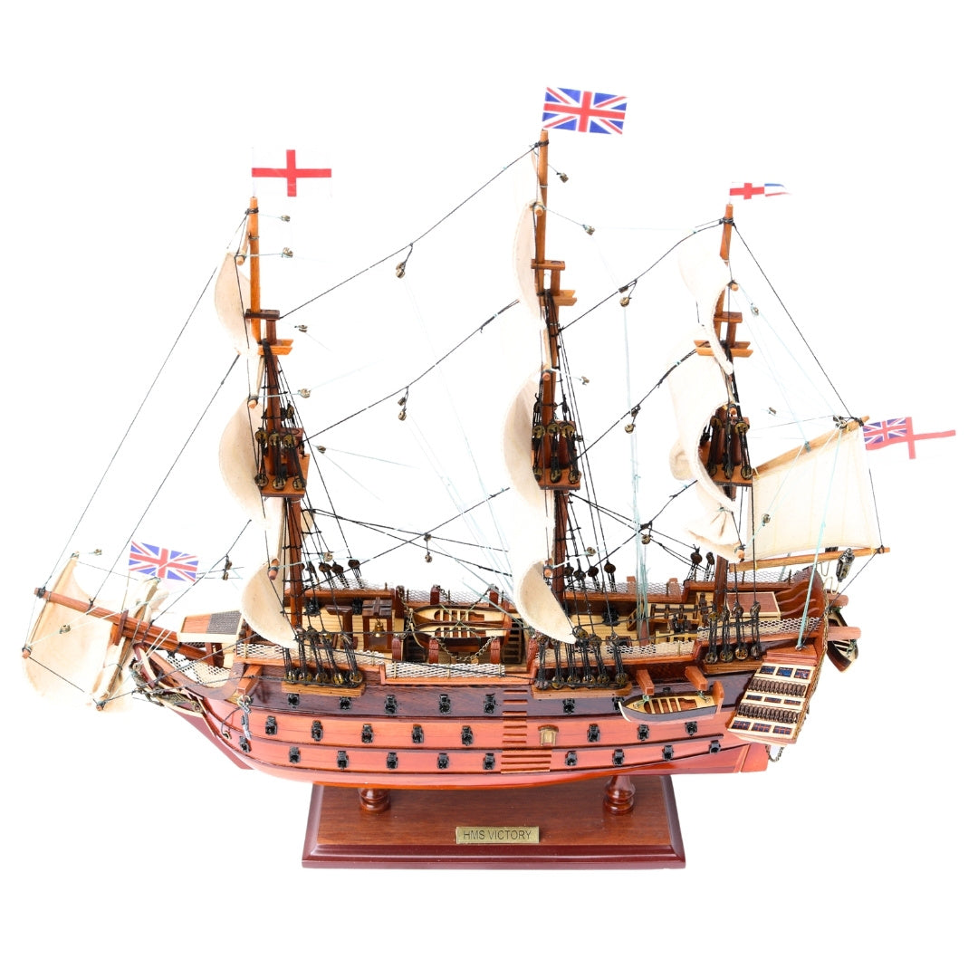Färdigmonterad modell av segelfartyget HMS Victory 54 cm - handgjord replika med möjlighet till personlig gravyr - perfekt present för seglingsentusiaster - hög kvalitet, elegant träbas