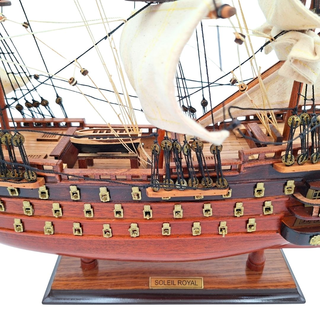 Färdigmonterad modell av segelfartyget Soleil Royal 46 cm - handgjord av exotiskt trä med möjlighet till personlig gravyr