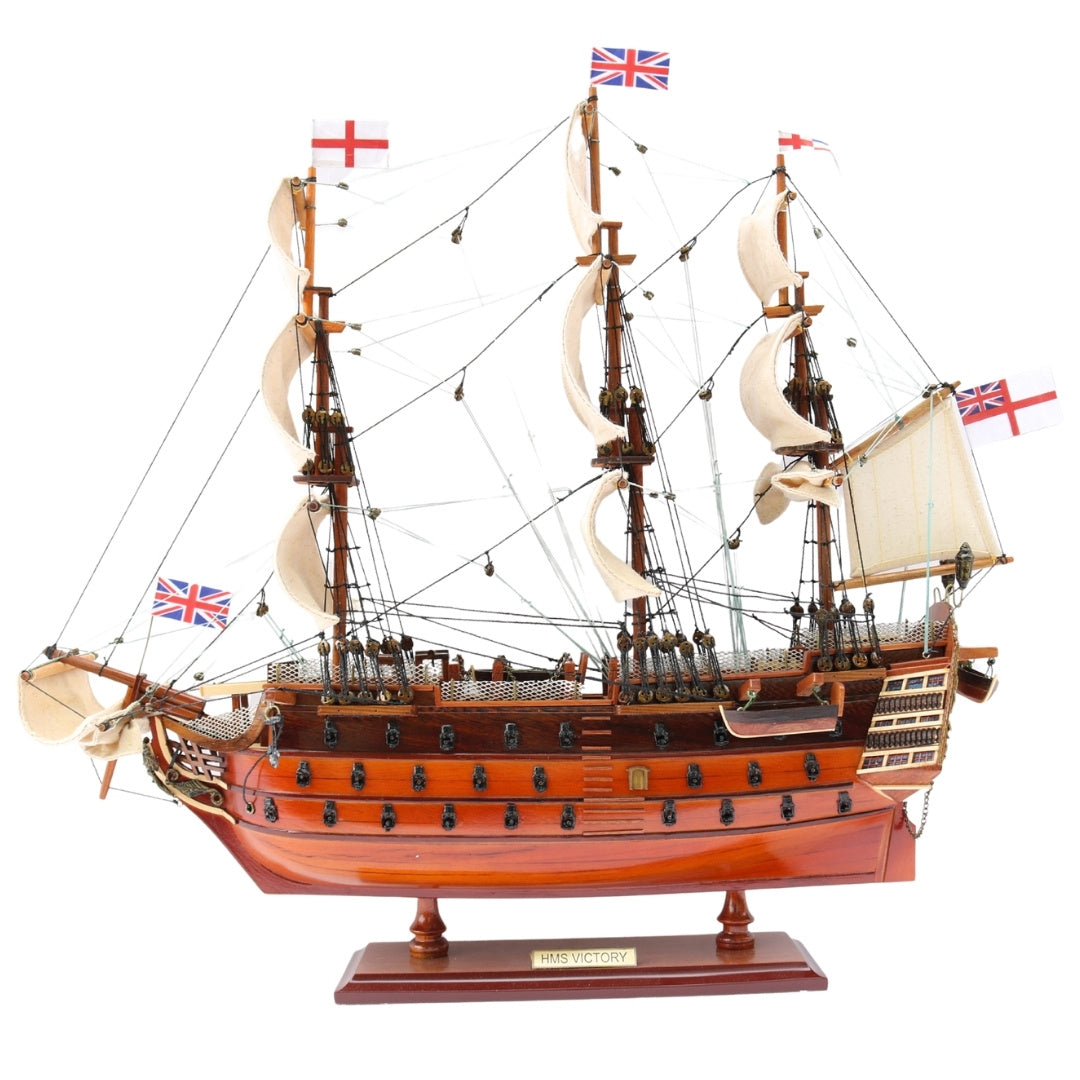 Färdigmonterad modell av segelfartyget HMS Victory 54 cm - handgjord replika med möjlighet till personlig gravyr - perfekt present för seglingsentusiaster - hög kvalitet, elegant träbas