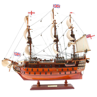 Färdigmonterad modell av segelfartyget HMS Victory 54 cm - handgjord replika med möjlighet till personlig gravyr - perfekt present för seglingsentusiaster - hög kvalitet, elegant träbas