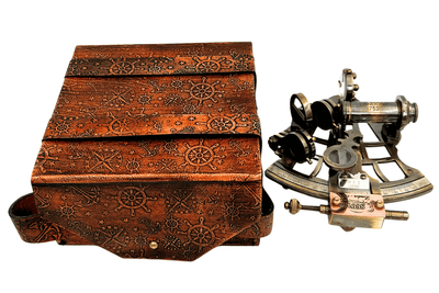 Mässingssekstant i retrostil i läderfodral - elegant navigationsinstrument med gravyrmöjlighet - perfekt present för seglings- och historieälskare - mått 13x12x7 cm